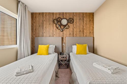 two beds sitting next to each other in a room at Outdoor Kitchen + 8 Min to Disney + Resort Cabanas in Orlando