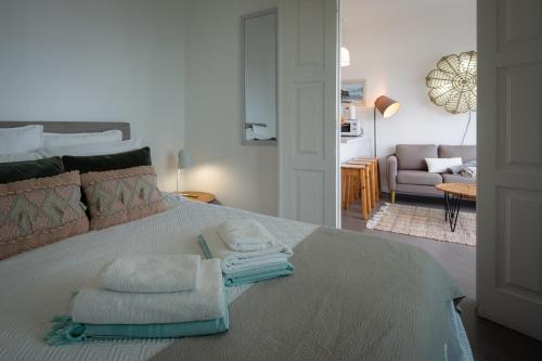 a bedroom with a bed with towels on it at Casa Da Praia in Porto Formoso