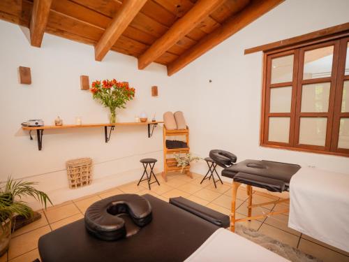sala de estar con mesa y sillas en una habitación en Hotel Cacique Real en Antigua Guatemala