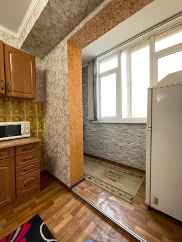 Kuchyňa alebo kuchynka v ubytovaní Уютная однокомнатная 10 квартира в центре города Шымкент