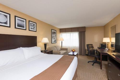 um quarto de hotel com uma cama e uma secretária em Holiday Inn Cleveland - South Independence, an IHG Hotel em Independence