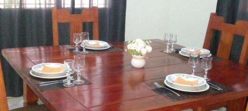 una mesa de madera con platos de comida. en Maria e Nicola en Jarabacoa