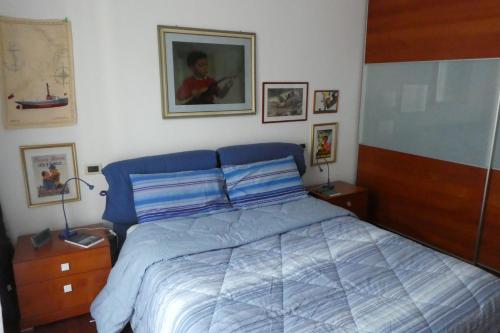 - une chambre avec un lit bleu et 2 tables de nuit dans l'établissement Apartment il pescatore di sogni, à Pescara