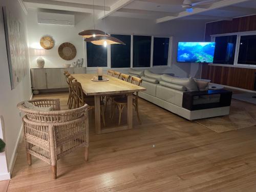 Ruang duduk di The Dunes *Beachfront* Lake Tyers Beach