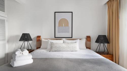Un pat sau paturi într-o cameră la 2 BR Penthouse Condo Puerto Vallarta