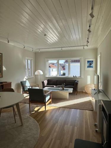 sala de estar con sofá y mesa en Sentralt og nyoppusset, en Stavanger