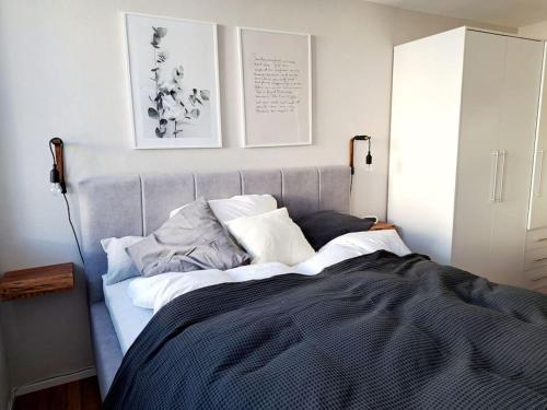 ein Schlafzimmer mit einem großen Bett mit zwei Kissen in der Unterkunft Stilvolles Appartement in Kaufbeuren