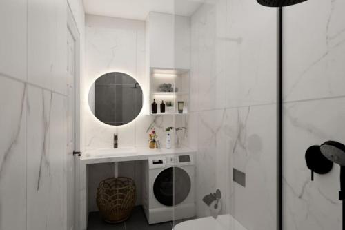 een witte badkamer met een wastafel en een spiegel bij Vouliagmeni Garden Suite by Astir beach in Athene