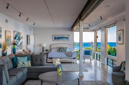 un salon avec un canapé et un lit dans l'établissement Oceanfront Studio in Heart of La Jolla Cove, à San Diego