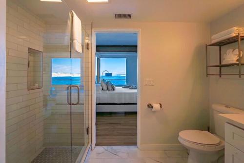 La salle de bains est pourvue d'une douche et de toilettes. dans l'établissement Oceanfront Studio in Heart of La Jolla Cove, à San Diego