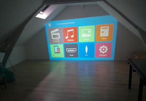 Cette chambre mansardée dispose d'un grand panneau. dans l'établissement Maison typique de village Côte fleurie sur 2 étages proche honfleur, à Équemauville