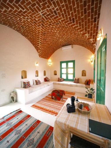 un ampio soggiorno con soffitto in legno di Douira S+1 a Chebba