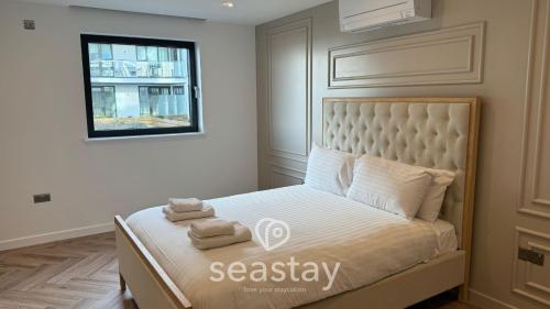 una camera da letto con un letto con due asciugamani sopra di Sea Garden Ramsgate Sleeps4 Parking Amazing Views a Ramsgate