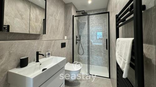 W łazience znajduje się biała umywalka i prysznic. w obiekcie Sea Garden Ramsgate Sleeps4 Parking Amazing Views w mieście Ramsgate