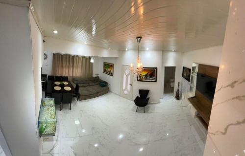 een woonkamer met een bank bij Casa de Temporada p 12 pessoas em Aparecida in Aparecida