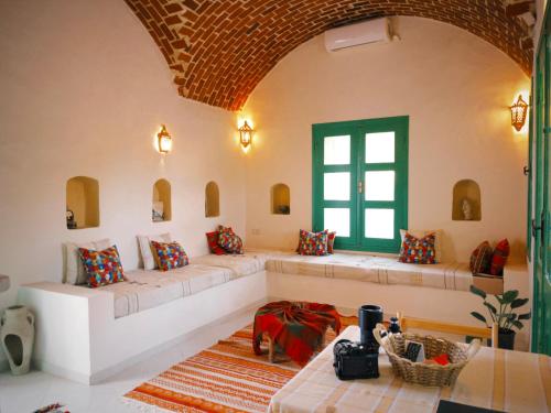 ein Wohnzimmer mit einem großen Sofa in einem Zimmer in der Unterkunft Douira S+1 in Chebba