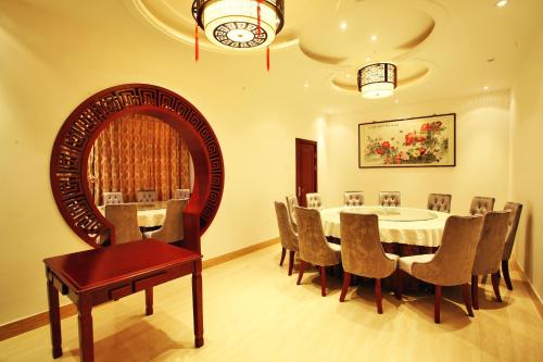 a dining room with a round table and chairs at Tianxinglou Hotel in Nanjing