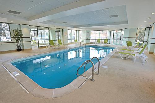 a large swimming pool in a large building at Holiday Inn Chicago/Oak Brook by IHG in Oakbrook Terrace