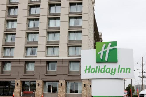 a hotel sign in front of a building at Holiday Inn Chicago/Oak Brook by IHG in Oakbrook Terrace