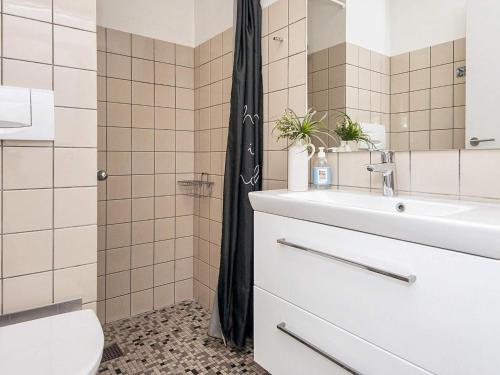 bagno con lavandino e servizi igienici di Holiday home Ringkøbing III a Ringkøbing