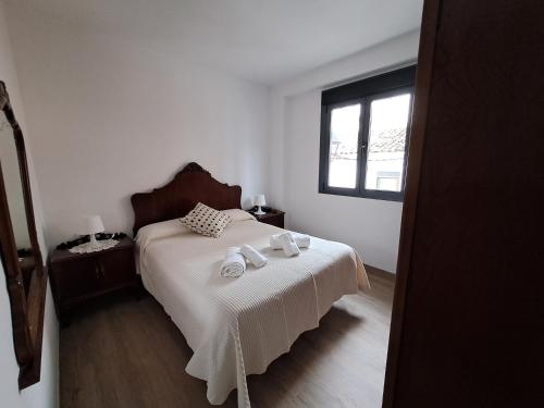 una camera da letto con un letto con due asciugamani sopra di CASA CATALINA a Priego de Córdoba