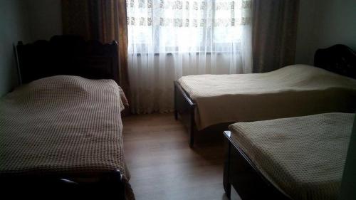 Un pat sau paturi într-o cameră la Guest House Batumi