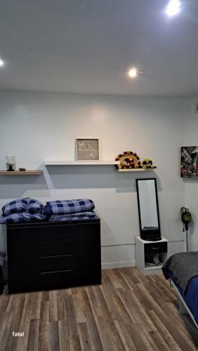 - une chambre avec un lit et un comptoir avec un miroir dans l'établissement Magnifique Studio pas loin centre-ville, à Reims