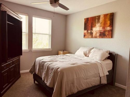 - une chambre avec un lit et un ventilateur de plafond dans l'établissement Riverfront Living Near Jacksonville International Airport, à Jacksonville