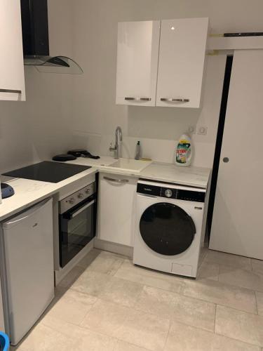 une cuisine blanche avec un évier et un lave-vaisselle dans l'établissement Petit pavillon individuel f2, à Nancy