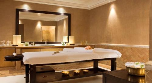 uma grande casa de banho com uma cama e um espelho em Appartement de luxe à côté du stade de France - JO 2024- Et avec accès à Paris en 10 mn em Enghien-les-Bains