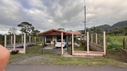 een huis met een hek en een hek bij Casa morfo in Bijagua