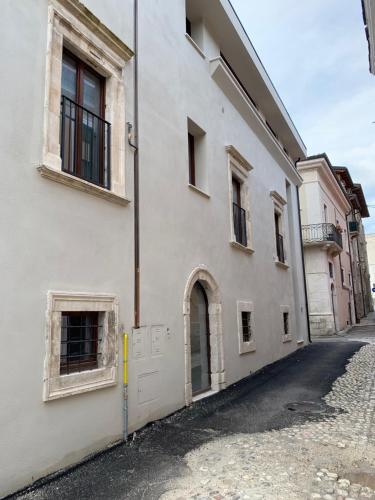 una strada vuota accanto a un edificio bianco di HABITA appartamento primo piano a L'Aquila
