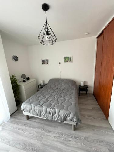 une chambre avec un lit dans une pièce blanche dans l'établissement Studio curistes ou vacances à 300 m des Thermes, à Balaruc-les-Bains