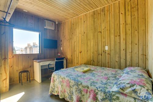 Giường trong phòng chung tại Casa 5 Minuto do Centro de Florianópolis