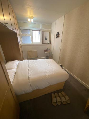 niewielka sypialnia z łóżkiem i oknem w obiekcie 9 Russell court, king close w Londynie
