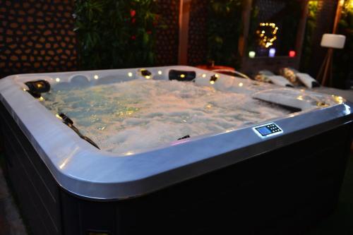 Suite Luxure : Nîmes, France