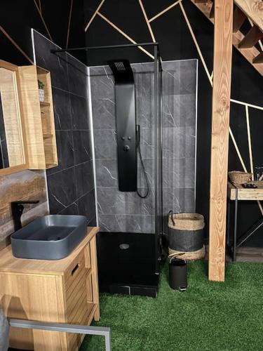 La salle de bains est pourvue d'une douche et d'un lavabo bleu. dans l'établissement Suite Luxure : Nîmes, France, à Nîmes