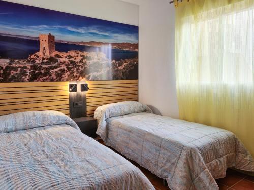 拉佐宜亞的住宿－Azohia Wellness，一间卧室设有两张床,墙上挂着一幅画