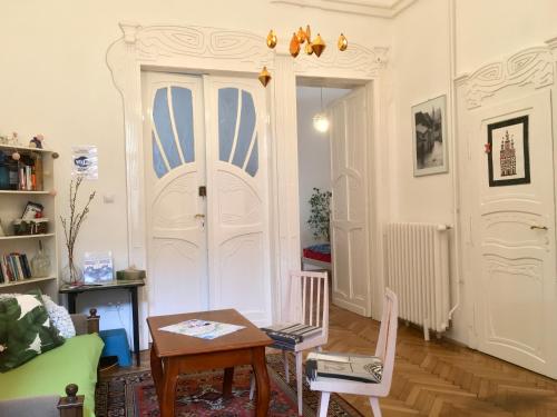 Knihovna v hostelu