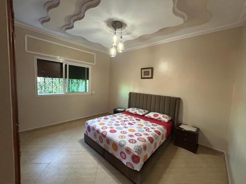 - une chambre avec un lit et un plafond dans l'établissement Villa luxueuse et familiale, à Tetouan