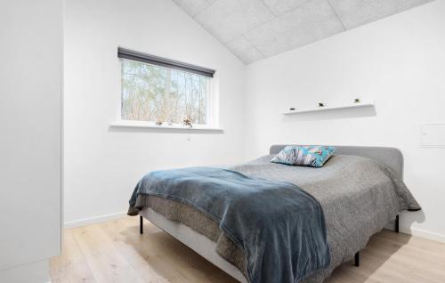 Nyrup的住宿－Gorgeous Home In Nykbing Sj With Kitchen，白色客房的一张床位,设有窗户