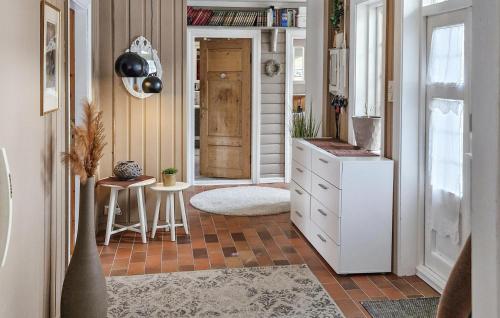un pasillo con una puerta que conduce a una habitación en Beautiful Home In Kolvereid With Kitchen, en Kolvereid