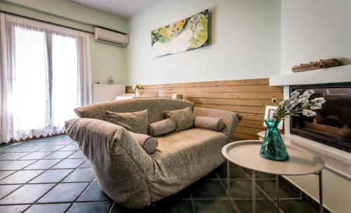 - un salon avec un canapé et une table dans l'établissement Nymfes, à Tsagkarada