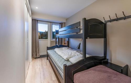 1 dormitorio con litera y ventana en Nice Apartment In Bjorli With House A Panoramic View en Bjorli