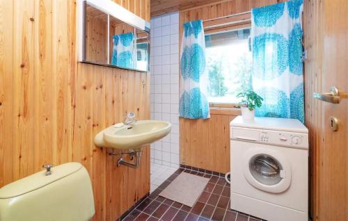 Stunning Home In Frederiksvrk With Wifi في Frederiksværk: حمام مع مغسلة وغسالة ملابس