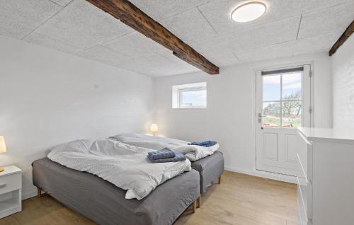 A bed or beds in a room at Stunning Home In Ribe With Wi-fi