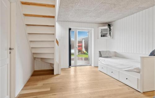ein weißes Schlafzimmer mit einem Bett und einer Treppe in der Unterkunft Awesome Home In Otterup With Jacuzzi in Otterup