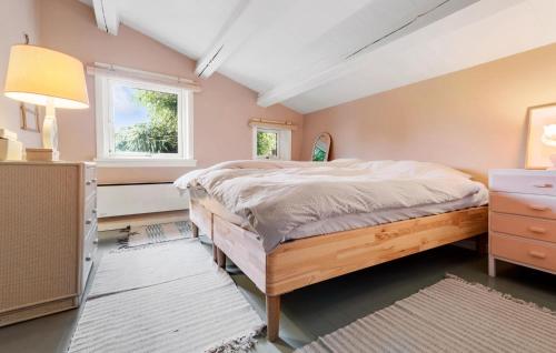ein Schlafzimmer mit einem großen Bett und einem Fenster in der Unterkunft 3 Bedroom Cozy Home In Vejby in Vejby