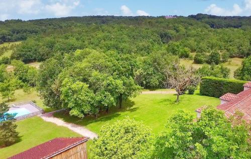 - une vue sur la cour avec une piscine et des arbres dans l'établissement Lescalparède, à Florimont-Gaumiers