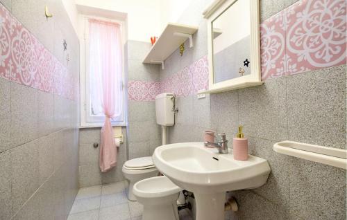 La salle de bains est pourvue d'un lavabo, de toilettes et d'un miroir. dans l'établissement Beautiful Home In Monterosso Al Mare With Wifi, à Monterosso al Mare